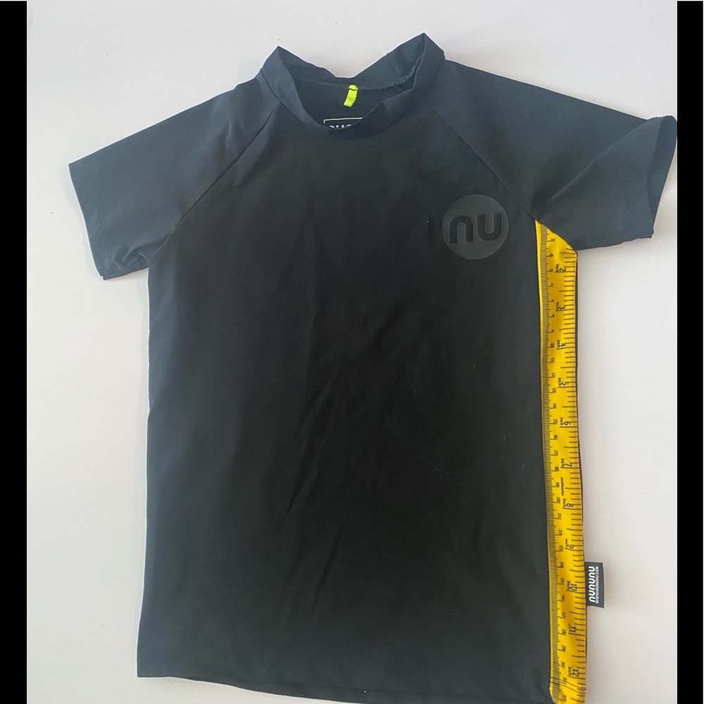 Nununu kids Rashguard in size 4-5y!!